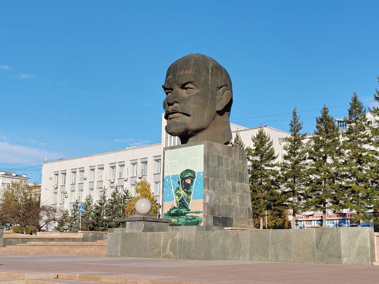 Суд вынес приговор жителю Улан Удэ за экстремизм По материалам УФСБ России по Республике Бурятия Советским районным судом г Улан Удэ вынесен обвинительный приговор гражданину Российской Федерации Балханову С Л Он признан виновным в совершении преступления предусмотренного ч 2 ст 280 УК России публичные призывы к осуществлению экстремистской деятельности с использованием сети Интернет Установлено что фигурант используя псевдоним размещал в социальной сети материалы с призывами к экстремистским действиям мотивированным политической и национальной ненавистью Приговором суда фигурант признан виновным в совершении преступления предусмотренного ч 2 ст 280 УК РФ ему назначено наказание в виде лишения свободы на срок 2 года условно с испытательным сроком 2 года с лишением права заниматься деятельностью связанной с администрированием сайтов электронных или информационно телекоммуникационных сетей в том числе сети Интернет на срок 1 год Приговор вступил в законную силу