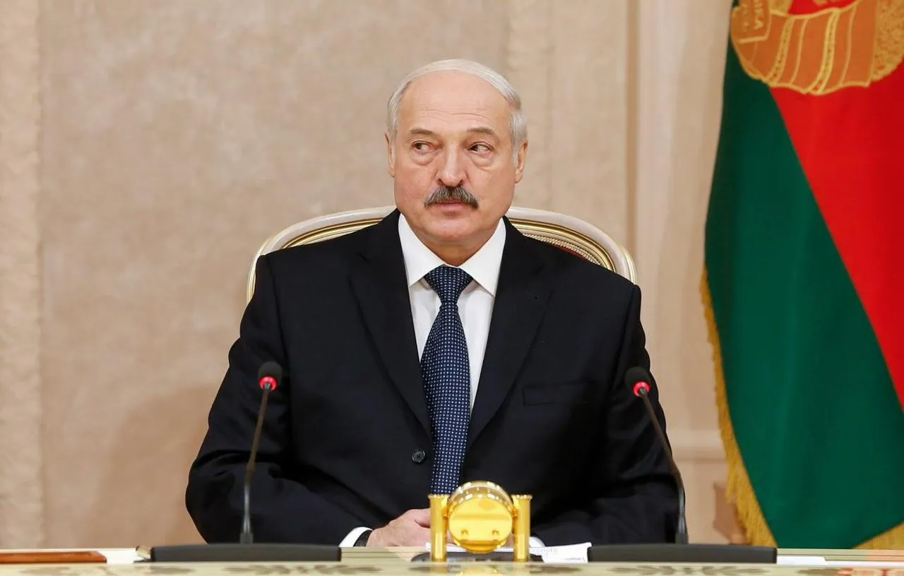 Александр Лукашенко призвал улучшить работу белорусских автошкол чтобы умели водить и мышь и крыса Надо ужесточать подготовку водителей У нас кто уже только не ездит сегодня на автомобиле Я за то чтобы все умели управлять автомобилем и мужчины и женщины И мышь и крыса и журавль все на автомобиле подчеркнул президент Белоруссии Мы в МАХ