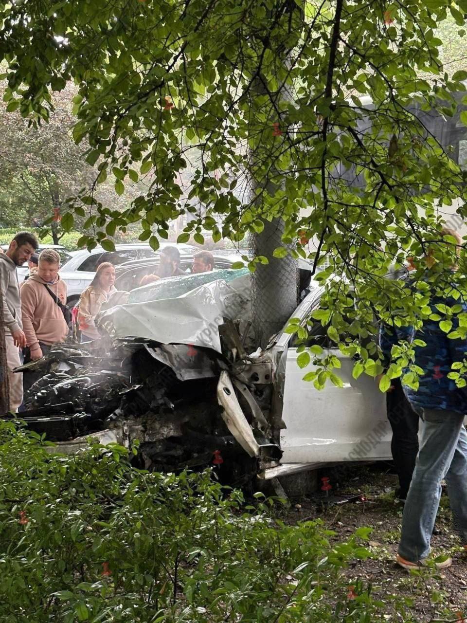 Кадры с места ДТП В ДТП пострадал один человек Об этом нам рассказали в МЧС по краю. Автомобиль влетел в столб на Ставропольской. Водителя госпитализировали. Рядом произошло ещё одно ДТП. Ауди врезался в автобус. _____________________________ Есть интересная новость? Присылайте нам Краснодар Сегодня ПРИСЛАТЬ НОВОСТЬ