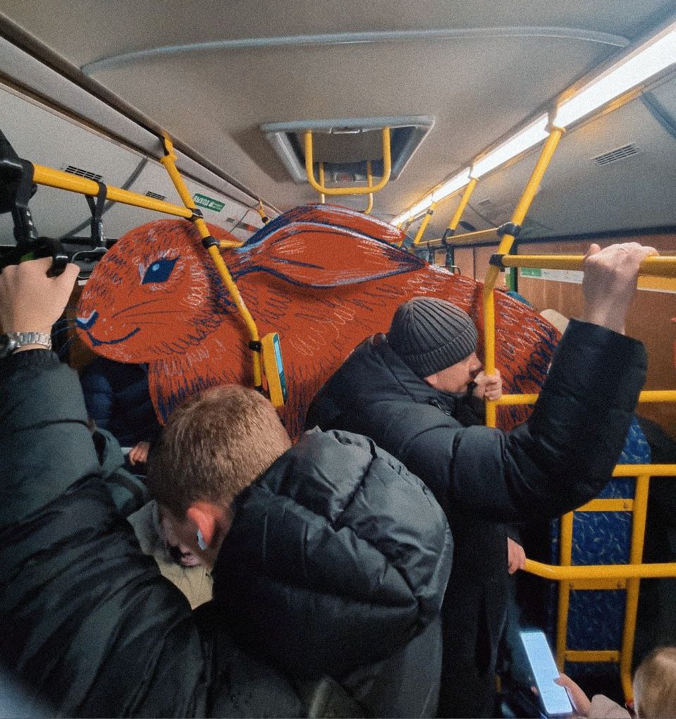 В курском транспорте за 9 месяцев поймали почти 3 5 тысячи зайцев С начала 2025 года контролёры в городском транспорте выявили 3489 безбилетников это на 102 человека больше чем за аналогичный период прошлого года Каждый такой заяц получил штраф в 1500 рублей Оплата проезда это не формальность и не дань контролёру а честность по отношению к другим пассажирам и реальный вклад в обновление транспорта отметил врио министра транспорта Курской области Александр Замараев добавив что когда совесть молчит приходится наказывать рублём Друзья не будьте зайцами Фото Алина Лукъянчикова Мы в Max