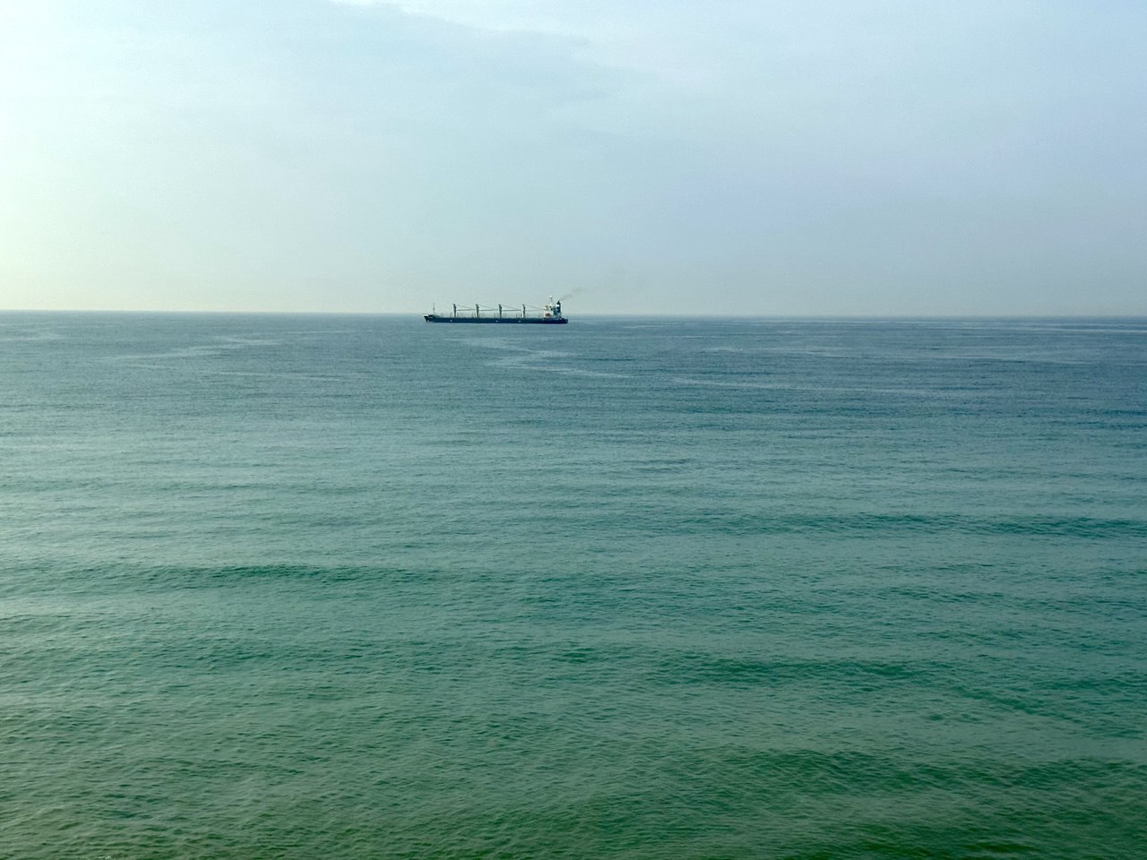 В 1996 году Туапсинский коммерческий порт был незаконно выведен из государственной собственности из за кредита Это решение подтверждено Арбитражным судом Краснодарского края который постановил вернуть порт в собственность Российской Федерации Бывший руководитель рыбколхоза Родина заключил кабальный кредитный договор с банком на 2 5 миллиарда рублей в 1994 году Ежемесячные проценты по кредиту составляли 190 годовых Для обеспечения сделки были заложены активы предприятия С 2014 года порт находился под управлением иностранных инвесторов Кубанские Новости Мы в MAX