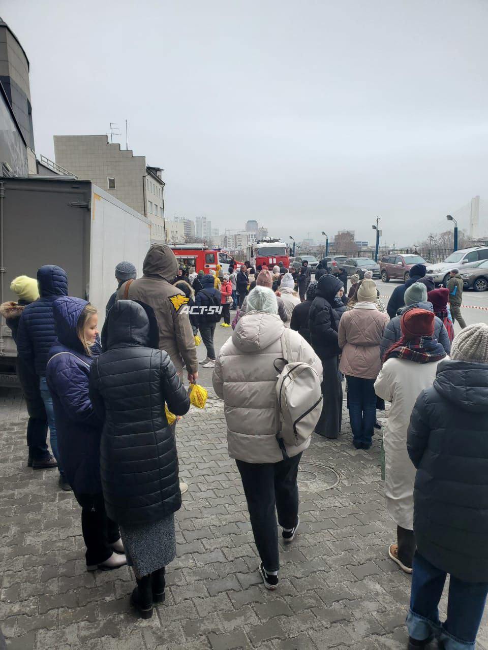 На подземном паркинге в БЦ «Кронос» загорелся автомобиль.  — Бизнес-центр эвакуирован, работают пожарные, — сообщил очевидец.  Фото: АСТ-54 Black / Telegram