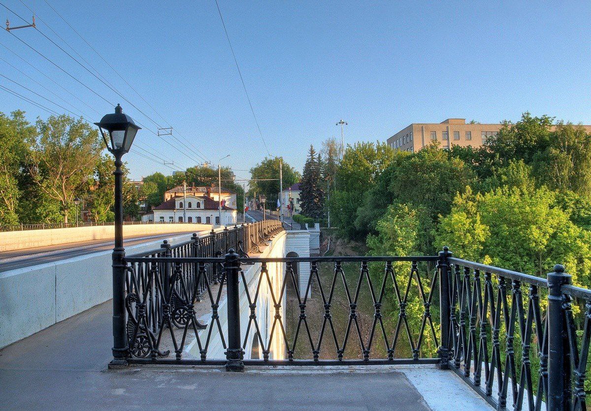 В Калуге отремонтируют каменный мост   Это визитная карточка областного центра, и он нуждается в ремонте. Сегодня губернатор Владислав Шапша провел совещание по сохранению объекта культурного наследия. По оценке специалистов, конструктивной целостности моста ничто не угрожает. А вот вид уже оставляет желать лучшего.    «Первое, что будет сделано - система водоотведения. Дальше надо отреставрировать кирпичную кладку, восстановить штукатурку, элементы карниза. Проект есть. Нужную сумму на реконструкцию моста в региональном бюджете предусмотрим», - написал губернатор. Работы планируют выполнить в следующем году.