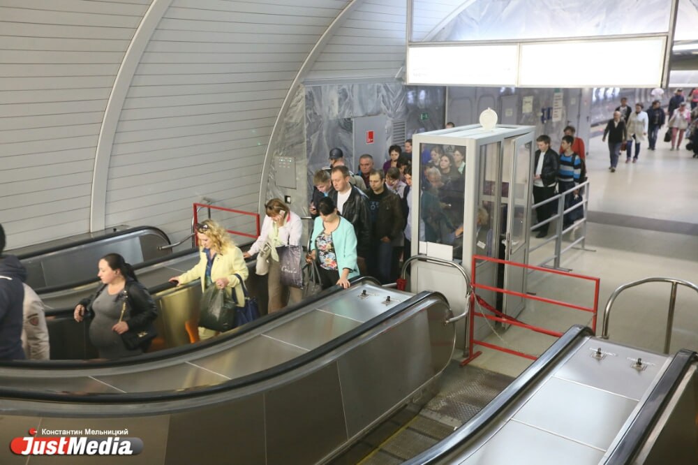 Попасть в метро Екатеринбурга в часы пик будет еще сложнее из за новых мер антитеррористической безопасности Теперь пассажирам нужно будет не только пройти рамку металлоискателя но и продемонстрировать работоспособность всех гаджетов и техники Как рассказали в руководстве Екатеринбургского метрополитена нововведения распространяются на радио и телеаппаратуру фото видео и киноаппаратуру аудио и видеотехнику мобильные телефоны персональные компьютеры Доказать работоспособность гаджета можно включив его В случае с телефоном показать рабочий экран В разряженным телефоном в подземку не пустят Ужесточение контроля за девайсами объясняется высокой вероятностью применения подобных устройств для нанесения ущерба безопасности пассажиров и инфраструктуре метрополитена поскольку они могут быть использованы в качестве взрывного устройства а в корпусе можно пронести взрывоопасные или запрещенные к перевозке вещества Данная мера направлена исключительно на защиту наших пассажиров и предотвращение негативных последствий является вынужденным ответом современным реалиям и возможным угрозам сообщили в подземке Для ускорения процедуры досмотра там рекомендовали заранее доставать гаджеты и включать их justmediaru