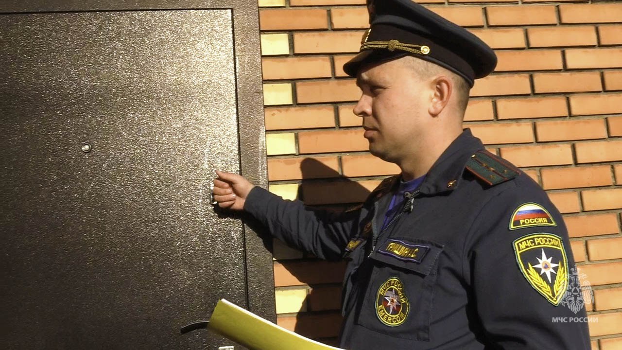 Готовимся к отопительному сезону правильно Тревожные цифры в Омской области с начала года произошло 244 пожара из за неправильного использования печного отопления 11 человек погибли 7 получили травмы МЧС России напоминает о необходимости своевременной подготовки печей к отопительному сезону Профилактические мероприятия проводятся сотрудниками МЧС России на территории всего региона В ходе рейдов специалисты рекомендуют владельцам печного отопления заблаговременно провести необходимые работы комментарийЭкспертаМЧС Главный государственный инспектор Омской области по пожарному надзору полковник внутренней службы Максим Новиков Мы рекомендуем перед печью обязательно иметь металлический лист размером не менее 50 на 70 см Не сушить на печи вещи и сырые дрова Следить чтобы мебель занавески находились не менее чем в полуметре от топящейся печи Кроме того печь обязательно прочистить перед отопительным сезоном и побелить не должно быть трещин и на дымоходе Дверца печи должна плотно закрываться В случае выявления неисправностей устранить их во избежание возникновения пожара Дополнительные меры защиты установи пожарный извещатель приобрети огнетушитель регулярно проводи профилактические осмотры Помни профилактика лучше чем последствия mchs omsk Подписывайся на МЧС России в Telegram MAX