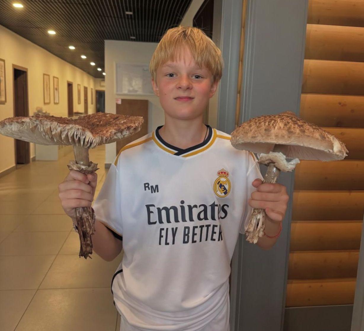 12 летнего фигуриста Александра Плющенко известного как Гном Гномыч увезли на скорой после выступления на льду в Петербурге Как выяснилось мальчик вышел на шоу с температурой 39 5 C и тошнотой родители настояли что нужно кататься несмотря ни на что У Санька была всю ночь температура сбивали её тошнило состояние ужасное Но деваться некуда надо кататься Мы его напичкали всякими лекарствами и он откатался герой Сегодня мама Яна правильно сказала А как быть если чемпионат мира а ты в таком состоянии Нет вариантов сказал отец фигуриста Евгений Плющенко Новости Дня