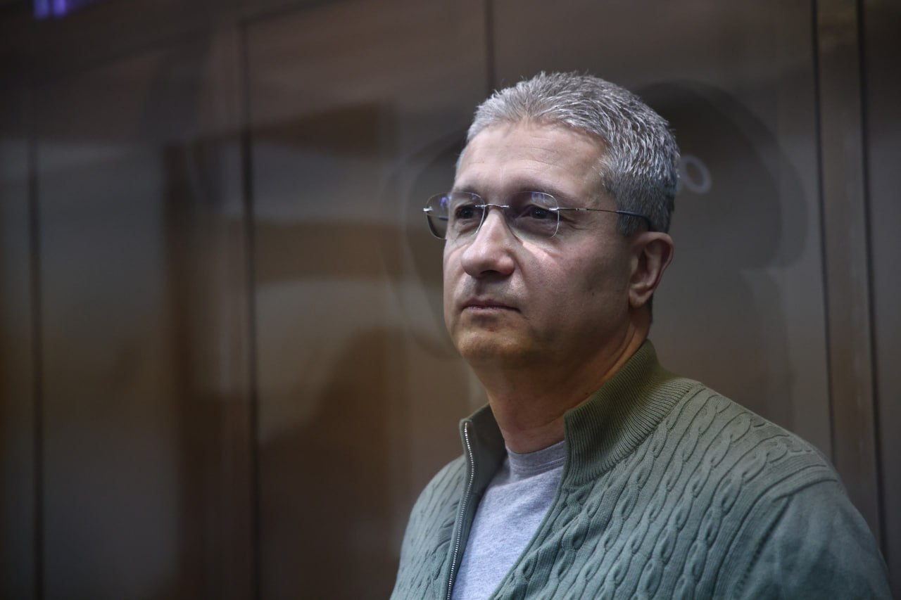 Суд вводят в заблуждение Тимур Иванов о передаче государству его имущества на 1 2 млрд рублей Обвиняемый во взяточничестве экс замминистра обороны осудил попытку Генпрокуратуры обратить его недвижимость в доход страны Он заявил на заседании что якобы законно приобрел и задекларировал имущество а потому не понимает сути иска Напомним что Иванова арестовали в апреле 2024 го Он является фигурантом уголовных дел о растрате и крупной взятке По первому его приговорили к 13 годам колонии разбирательства по второму все еще идут Вину экс замминистра не признает   Подпишитесь на Абзац TG VK Дзен MAX Rutube