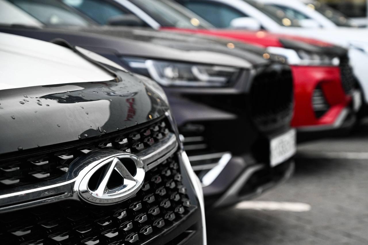 В России реализовано уже три миллиона китайцев Согласно статистике агентства Автостат в нашей стране за последние 20 лет продано ровно три миллиона новых китайских автомобилей Примечательно что на преодоление отметки в 1 млн потребовалось 17 лет а ещё два набралось за последние три года Почти 60 продаж китайских машин пришлось на три бренда Chery доля которого составила 20 9 Haval 18 8 и Geely 17 Всего же на российском рынке продаются автомобили примерно 90 китайских марок За 11 месяцев этого года реализовано 627 тысяч китайцев