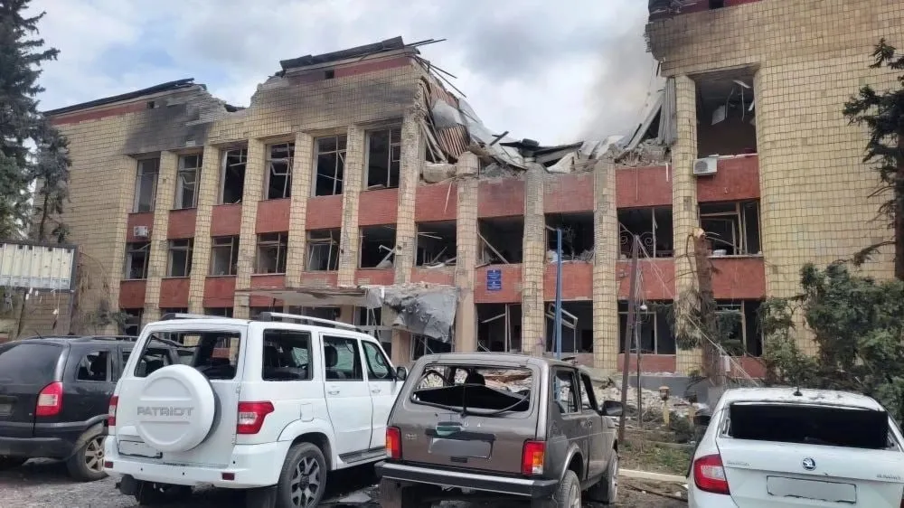 Восемнадцать человек ранены при ударе БПЛА ВСУ по зданию администрации Марковского округа в ЛНР сообщил Пасечник Подписаться на РИА Новости
