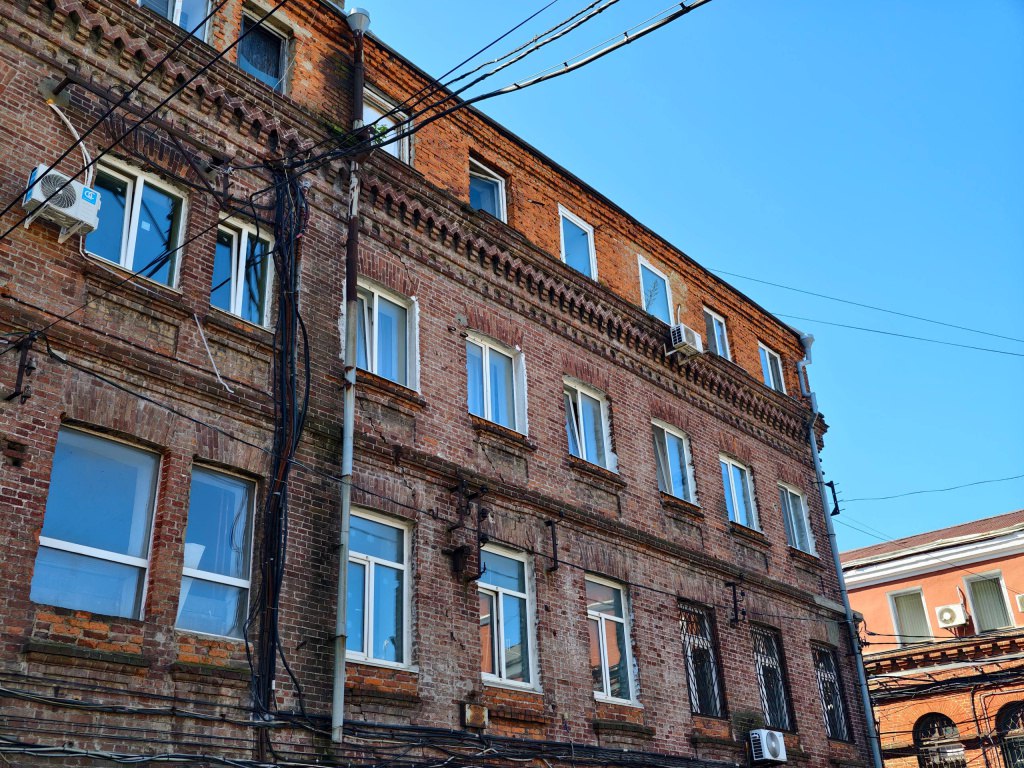 Нежилые помещения продают в историческом доходном доме на Миллионке во Владивостоке Объявлен прием заявок для участия в торгах по продаже нежилых помещений в здании на Пограничной 12а Он продлится до 11 декабря К продаже предлагаются три лота на 2 м этаже общей площадью 643 5 кв м Начальная цена установлена в размере 43 510 020 84 рубля на 3 м этаже площадью 32 2 кв м Начальная цена составляет 2 123 746 49 рублей на 4 м этаже общей площадью 241 7 кв м Начальная цена 17 658 720 43 рубля Подробная информация об условиях аукционов доступна по ссылке ПредпринимателиВладивостока