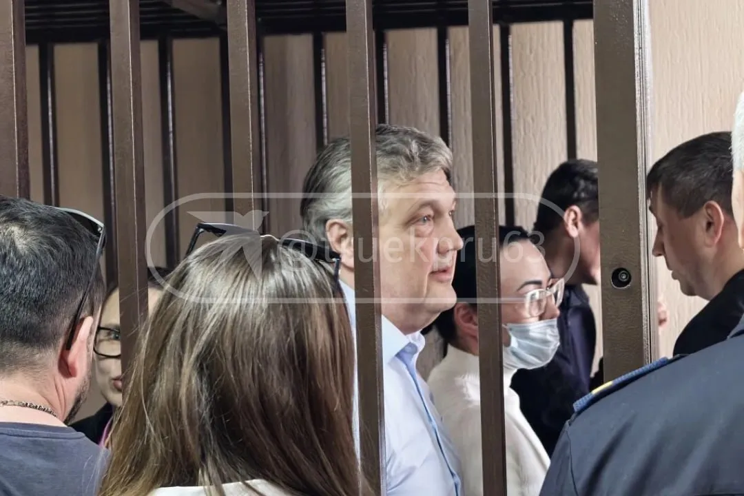 Сегодня должны огласить приговор экс начальнику ГУ МЧС России по Самарской области Олегу Бойко Гособвинение требует назначить бывшему главе ведомства 14 лет колонии огромный штраф в 367 миллионов рублей лишить его звания и запретить работать на руководящих постах Как сообщает корреспондент КП Самара на заседание пришли все родственники Бойко   Подпишись на truekpru63 Мы в МАКС