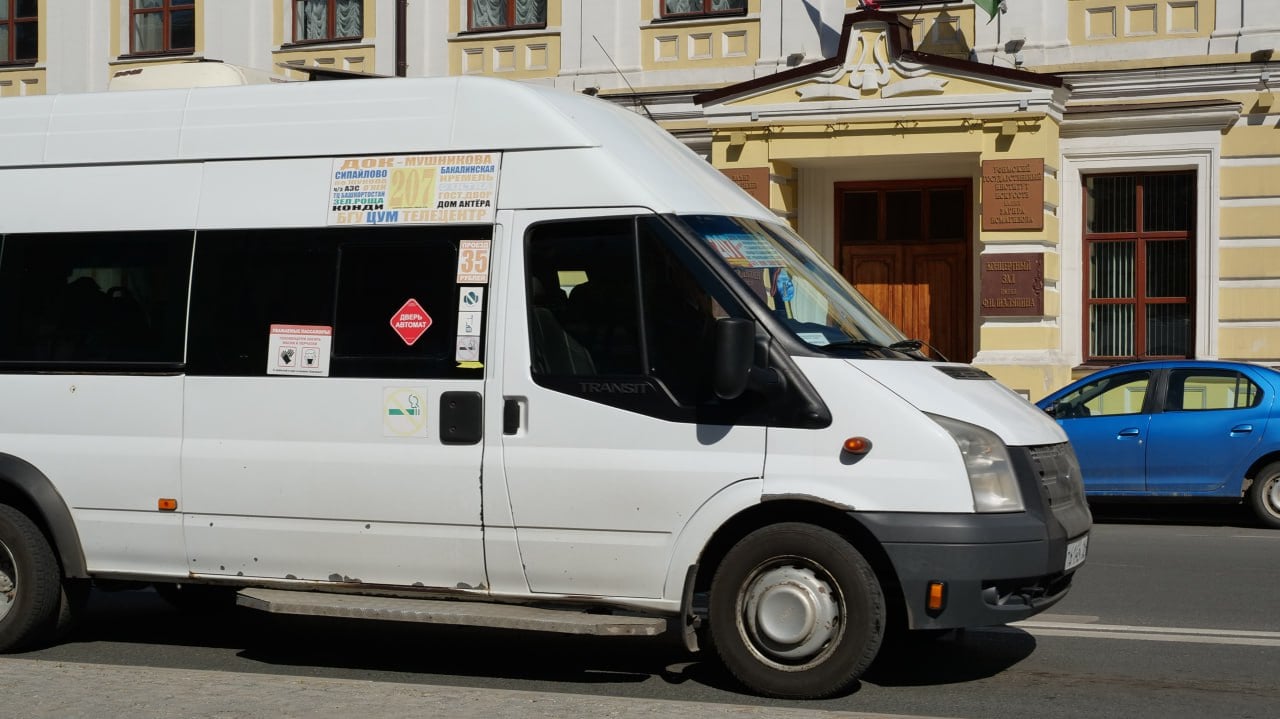 В Уфе маршрут №207 передали другому перевозчику на три месяца. Теперь его обслуживает «Уфимские автобусные линии»  Мэрия Уфы в Восемнадцатом арбитражном апелляционном суде добилась прекращения права на перевозку маршрут №207  Уфимский ДОК — ТСК "Пушкинский" . Его обслуживало ЧОУ ДПО «Инженерный центр "Техника"». Как говорится в иске, чиновники обратились в суд после «многочисленных жалоб граждан». В качестве доказательств они привели 519 штрафов за нарушение ПДД, в том числе за управление автобусом с неисправными тормозами.  Как сообщается в документах,  ранее городские власти обращались в Верховный суд Башкирии. Однако в инстанции им отказали, отметив, что чиновники «не представили доказательств». В апелляционном суде отменили это решение и аннулировали право на перевозки.  Как сообщили UTV в пресс-службе Управления транспорта и связи Уфы, на данный момент маршрут №207 обслуживается «Уфимскими автобусными линиям». Это право компании дали на три месяца, после планируется провести конкурс на определение перевозчика. Между тем у ЧОУ ДПО «Инженерный центр "Техника"» есть два месяца на обжалование решения Восемнадцатого арбитражного апелляционного суда.