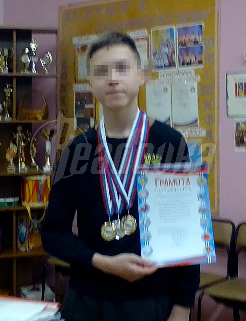 Парень напавший на преподавателей техникума занимался авиамоделированием был призером множества турниров Напавший на преподавателей и учащихся техникума Артемий был прилежным парнем хорошо учился увлекался авиамодельным спортом В 2022 году выиграл конкурс авиамоделирования посвященный 63 годовщине образования Ракетных войск стратегического назначения На фото он с медалями и грамотой за первое место Сегодня он пришел в свой бывший техникум и напал с ножом на учительницу по русскому спецпедагога и ученика Предварительно причиной его мести стало отчисление со 2 курса Подписывайся на Readovka в MAX