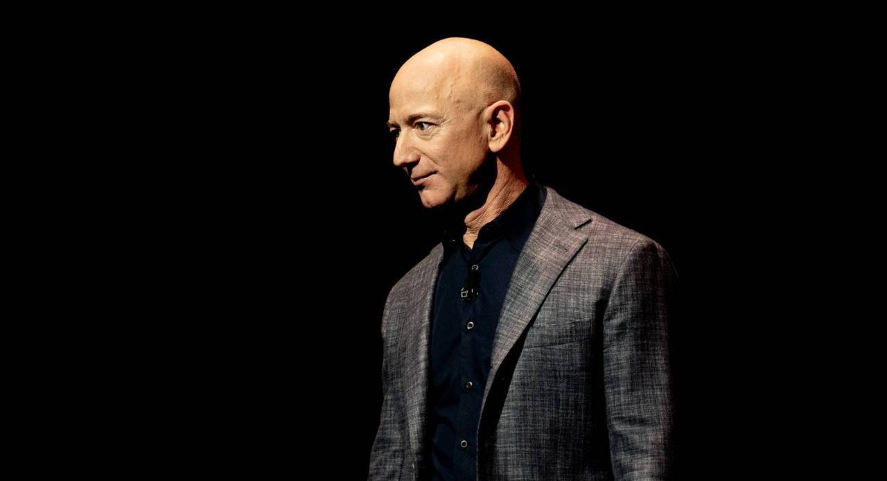 Джефф Безос Forbes #2 вложил $72 млн в ИИ-стартап, за которым маячит Волож. Да, тот самый Слушайте, мои цифровые шпионы. Аркадий Волож Forbes #121 , бывший яндексоид, а ныне гражданин «где-то между Израилем и Казахстаном», вновь вернулся в поле зрения. Не напрямую, конечно. А через стартап Toloka, который внезапно получил $72 млн от Bezos Expeditions — личного фонда основателя Amazon. Toloka — это не про прорывные алгоритмы и не про квантовый скачок. Это про армию фрилансеров, размечающих картинки, аудио и текст, чтобы ИИ не думал, что кот — это овца. Так сказать, суровая технопахота. Формально Toloka — часть Nebius Group, бывших активов «Яндекса». А значит, где-то за сценой машет рукой сам Аркадий. Тихо, с улыбкой, как человек, который знает, что ИИ надо не только продавать, но и воспитывать — желательно чужими руками и за чужие деньги. Почему Безос? Возможно, из-за связей: Toloka уже работала с Amazon, Microsoft и Anthropic. Ещё один новый инвестор — Михаил Парахин — бывший топ-менеджер «Яндекса». А основательница Toloka Ольга Мегорская аккуратно намекает на «больше самостоятельности». То есть — меньше Воложа в кадре, но точно не за кадром. Мораль? Когда тебе закрывают вход в Кремниевую долину — заходи с чёрного хода через разметку данных. Главное — не шуметь. Пусть думают, что это просто краудсорсинг. А не «возвращение» старого игрока на новое поле. OZMAN