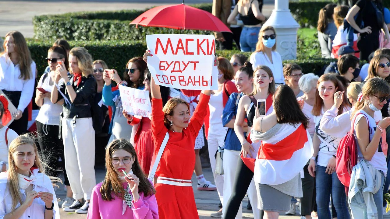 В Белоруссии в наступающем учебном году протестируют новый учебник по истории, в котором отражены происходившие после президентских выборов 2020 года в стране события. Об этом в воскресенье, 1 сентября, сообщил министр образования республики Андрей Иванец. Чиновник отметил, что новый учебный материал уже проверили в 21 школе. В учебнике исторический этап изображен со всеми необходимыми оценками, в том числе дается объяснения мотивам и поступкам тех или иных людей и публичных спикеров. — С 1 сентября этого учебного года все десятиклассники начнут изучать новый предмет. Это будет история Беларуси в контексте всемирной истории, — передает слова Иванца телеканал ОНТ. В середине августа стало известно, что авторы армянского учебника по истории для восьмого класса внесут изменения во фрагменте, где написано о якобы «аннексии» Российской империей Восточной Армении в 1828 году. В ответ на это Министерство иностранных дел России указало на искажение роли РФ в новых учебных материалах для школьников в Армении.