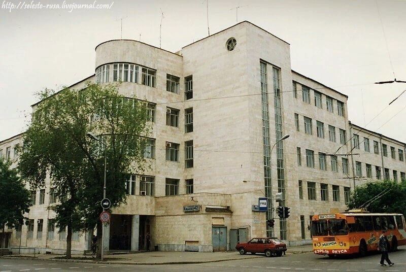 10 февраля 1999 года 57 сотрудников самарской милиции сгорают в здании областного УВД. Только милицейское начальство могло сидеть в таком пожароопасном доме, нарушая инструкции своих подчиненных.  Огонь сначала пытаются потушить собственными силами, и пожарных вызывают слишком поздно — к их приезду уже горят три этажа. Здание построено зэками в 30-е годы, в его перегородках и межэтажных перекрытиях — труха и пыль, огонь бежит по ним как по пороху.  Водопровод со слабым напором воды, пожарные выходы заварены решетками, а при ремонте наклеили облицовку с теплоизоляцией. Температура внутри здания будто в доменной печи, человеческие кости сгорают дотла. Синтетическая отделка, горя, дымит едкой смесью, и большинство милиционеров погибают, задохнувшись.  В Самаре говорят: это поджог. Сгорели материалы операции «Циклон» против дилерской мафии на АвтоВАЗе, а отдел экономических преступлений погиб почти в полном составе.  Следствие генпрокуратуры сочтет причиной пожара непогашенный окурок.