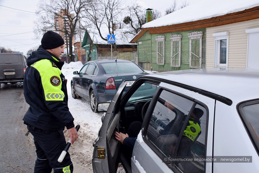В Гомеле сотрудники ГАИ провели рейд в Монастырьке Затруднение автомобильного движения в районе гомельского Монастырька стало причиной внепланового рейда сотрудников ГАИ Инспекторы ДПС проверили соблюдение водителями требований дорожного знака 3 2 Движение запрещено