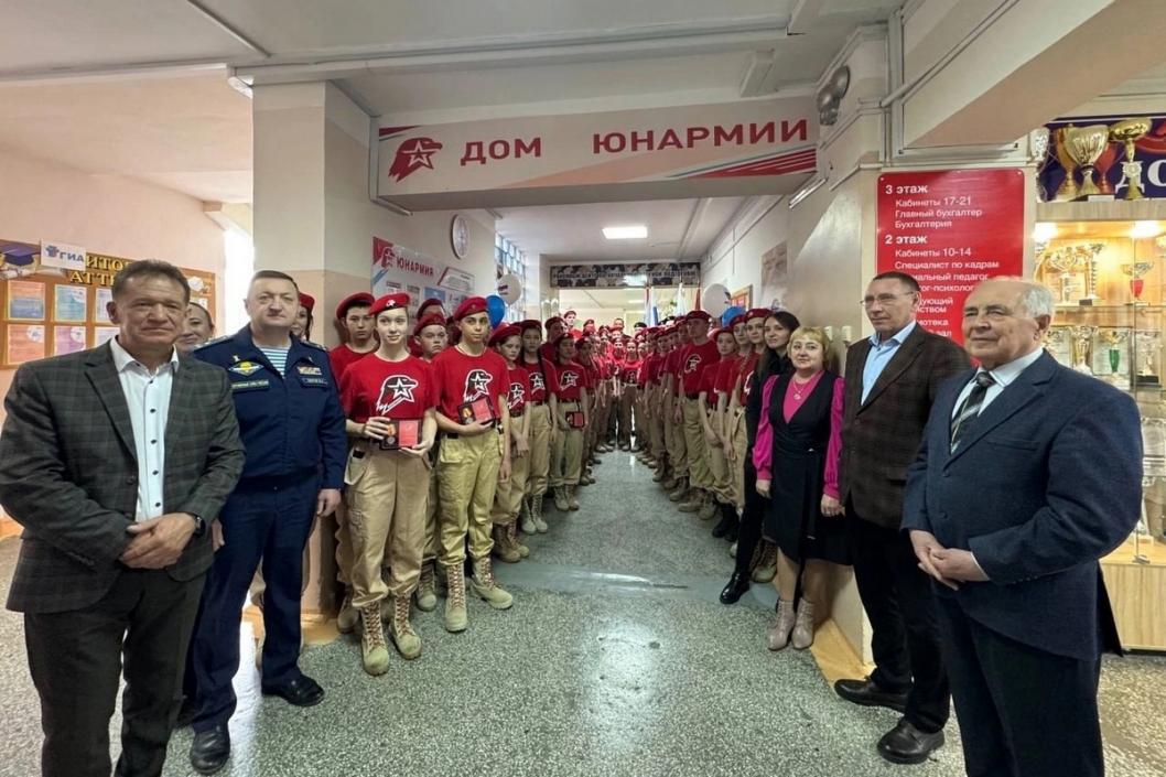 Третий центр юнармейской подготовки "Дом юнармии" открыли в Ишимском районе Торжественная церемония прошла в Стрехнинской средней школе, именно в ней была создана организация. В ходе мероприятия более 20 ребят произнесли слова юнармейской клятвы и стали полноправными участниками движения. Завершилось мероприятие прохождением юнармейцев торжественным маршем.