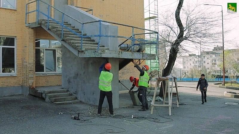 Ремонт школ и детсадов стартовал во Владивостоке Так, в школе № 59 на улице Терешковой в Первомайском районе подрядчик проведёт капитальный ремонт. Рабочие компании-подрядчика провели уже больше половины работ по отделке фасада и активно занимаются внутренним пространством. В спортзале провели демонтаж покрытий, чтобы вскоре приступить к выравниванию пола, стен и к покраске. Скоро здесь начнут ремонтировать крышу и пищеблок. "Что касается пищеблока — там ремонт начнется в конце этого месяца, после того как дети уйдут на каникулы. На следующей неделе также планируется приступить к ремонту кровли", — рассказал ведущий специалист управления по работе с муниципальными образовательными учреждениями администрации Владивостока Сергей Никифоров. Он также добавил, что к началу учебного года школа № 59 точно будет готова принимать ребят — ремонт планируют завершить ещё до середины августа. Фото: администрация Владивостока
