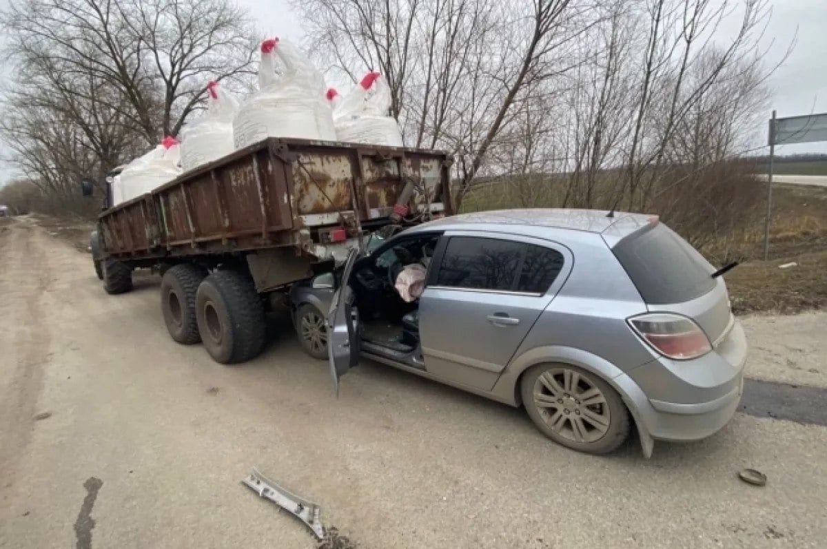 ДТП под Воронежем: водитель и пассажир травмированы в столкновении с трактором     23 января, около 12:20, в Хохольском районе на 520-м км автодороги Р-194 произошло столкновение. 21-летняя водитель Opel Astra не успела притормозить и врезалась в поворачивающий налево трактор с полуприцепом. В результате оба, женщина за рулем и её 23-летний пассажир, получили травмы и были госпитализированы. Полицейские выясняют все детали происшествия.  #Новости #Воронеж