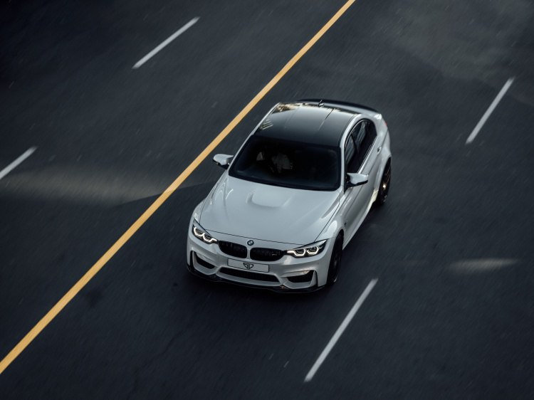 Астраханские таможенники выйдут на сверхурочную работу накануне введения утильсбора С 1 декабря 2025 года в России вступят в силу изменения касающиеся исчисления и уплаты утилизационного сбора в отношении колесных транспортных средств и прицепов к ним Изменения затронут размеры коэффициентов для расчета взимаемого утильсбора а также условия по которым транспортные средства могут признаваться автомобилями для личного пользования Как сообщили Волжский ру в пресс службе Астраханской таможни чтобы успеть оплатить утилизационный сбор по старым ценам следует подать пассажирскую таможенную декларацию совместно с расчетом утилизационного сбора или расчет утилизационного сбора при ввозе транспортного средства из государств членов ЕАЭС не позднее 30 ноября 2025 года Для этого таможенные посты Астраханской таможни будут работать все выходные Подробнее на Волжский ру   www volzsky ru index php wx 16 wx2 81933 ВолжскийРу волжский vlz