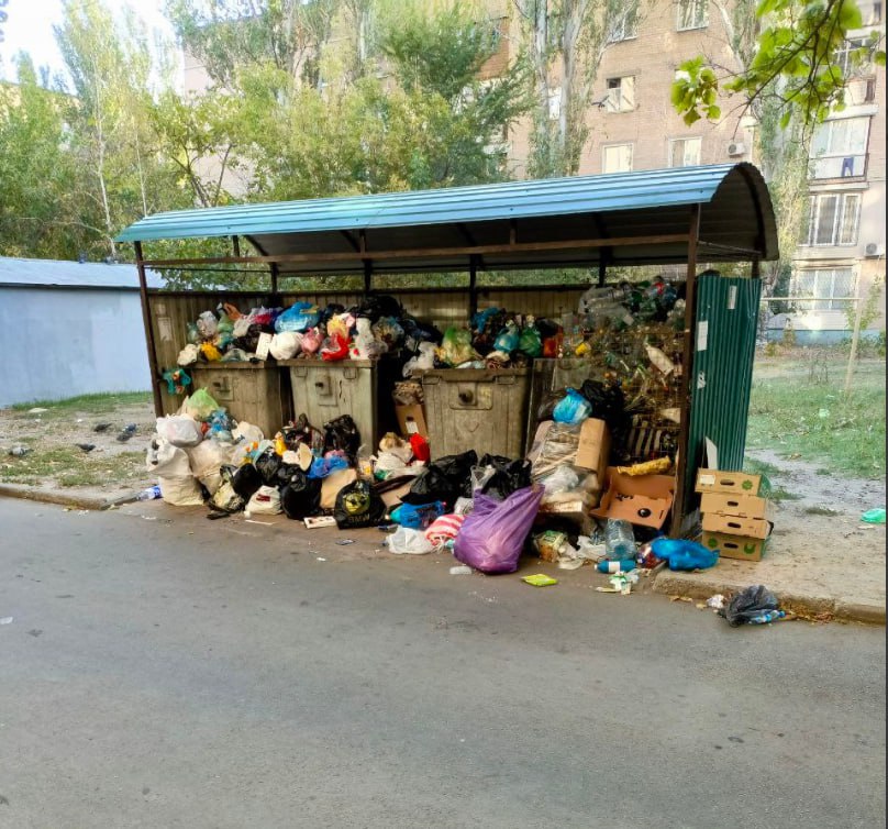 В Мелитополе возникла проблема с вывозом мусора  Жители города — наши подписчики жалуются, что мусор не вывозится на протяжении длительного времени. К тому же, люди сообщают о невыносимом запахе.  Такая ситуация наблюдается на Февральской улице и на микрорайоне. Делимся фото и видео от подписчиков   А в вашем населенном пункте вывозится мусор?  Читайте самые интересные и актуальные новости ВКонтакте и в Telegram