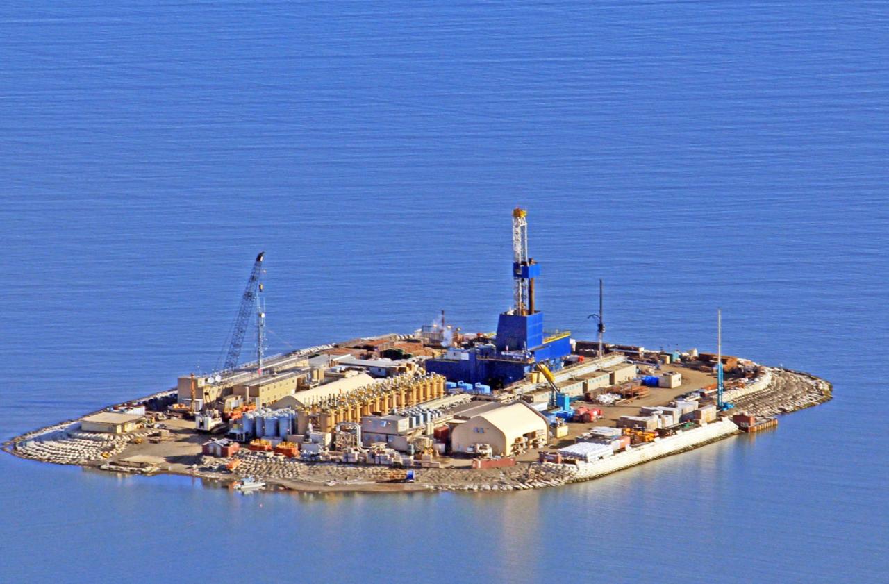 Pakistan Petroleum построит искусственный остров в 300 км от побережья южной провинции Синд для ускорения процессов разведки и добычи нефти Предполагается что строительство острова будет завершено в феврале Правительство Пакистана предварительно выделило восемь новых блоков Gharo Creek Kochi Creek Bin Qasim South Keti Bandar Behr Zarrar Offshore Deep D и Sapat Bandar совместным предприятиям PPL с другими компаниями по разведке и добыче 12 ноября 2025 года