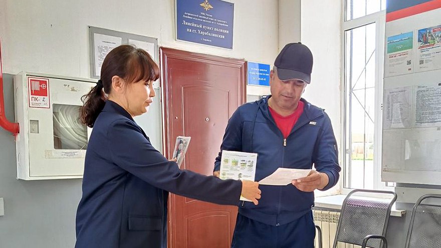 В Астраханской области школьникам напомнили о безопасности на железной дороге     В преддверии летних каникул в школах №2 и №4 города Харабали прошли уроки в рамках месячника «Уступи дорогу поездам!». В них приняли участие как учащиеся начальных классов, так и восьмиклассники.  Железнодорожники напомнили ребятам, что железная дорога — зона повышенной опасности. Капюшон, наушники и гаджеты мешают вовремя заметить приближающийся поезд. Каждому участнику раздали памятки и буклеты с правилами безопасности.  Для предотвращения несчастных случаев также был проведён профилактический рейд вблизи вокзала и станции Харабалинская.   С 18 апреля 2025 года увеличился размер штрафов за нарушение правил поведения у железной дороги:   - За повреждение защитных лесонасаждений и ограждений — от 1 до 3 тысяч рублей, для должностных лиц — от 5 до 10 тысяч рублей.  - За переход путей на запрещающий сигнал светофора или в неустановленном месте — 500 рублей.  Берегите себя и соблюдайте правила!