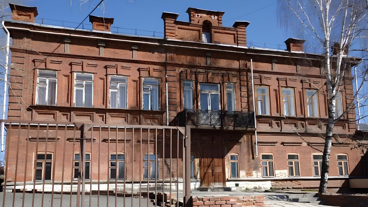 В Златоусте отреставрируют женскую гимназию начала XX века Рабочие отремонтируют фасад, восстановят кирпичную кладку и покраску. Окна заменят на деревянные, изготовленные по образцу со старых фотографий. Также в здании заменят водосточную систему и укрепят конструкции крыши. : Госкомитет охраны ОКН Челябинской области / Прислать новость