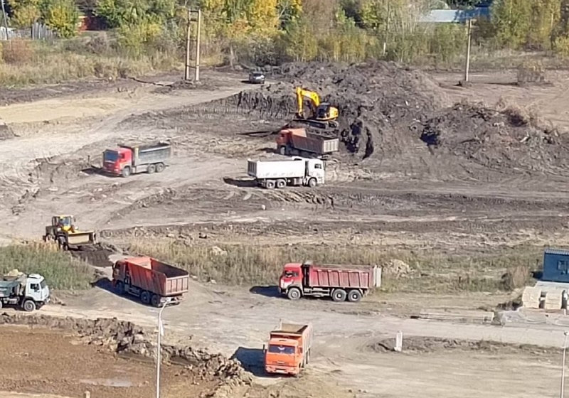 В Омске началось строительство самой крупной школы региона На Левобережье в районе улицы Шаронова стартовало возведение школы на 1550 мест крупнейшей в Омской области По инициативе губернатора региона Виталия Хоценко здесь появится современное образовательное учреждение с физико химическим профилем В проекте 62 учебных кабинета атриум спортивный кластер актовый зал на 522 места и столовая на 755 посадочных мест Сейчас подрядчик приступил к расчистке территории В ближайшее время начнётся устройство свайного поля