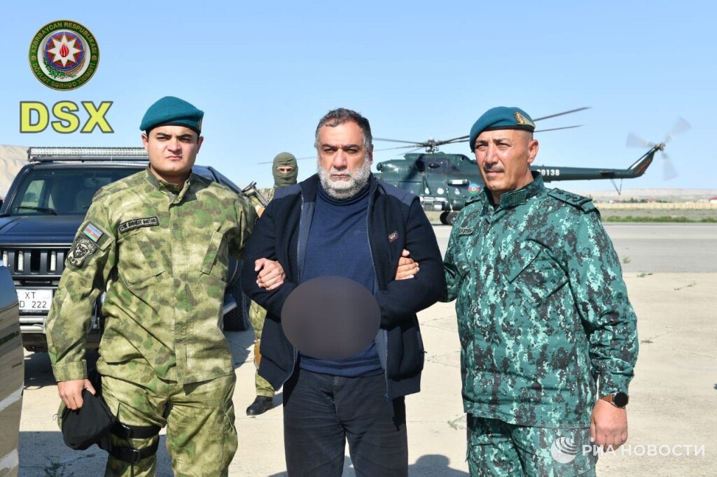 Бывший лидер карабахских армян Варданян попросил суд в Баку допросить Пашиняна сообщили РИА Новости в Бакинском военном суде Варданян был задержан в конце 2023 года после перехода всей территории региона под власть Баку Среди статей в которых его обвиняют преступления против мира и человечности военные преступления терроризм финансирование терроризма Обвиняемый обратился в суд ходатайствуя о допросе ряда лиц по уголовному делу против него премьер министра Республики Армения Никола Пашиняна членов Минской группы ОБСЕ и представителей Международного Комитета Красного Креста в Азербайджане Суд оставил ходатайство без рассмотрения но его возможно подать повторно Варданян также заявил что не является военнослужащим однако прокурор разъяснил что так как он обвиняется в военных преступлениях то подсуден военному суду Подписаться на РИА Новости