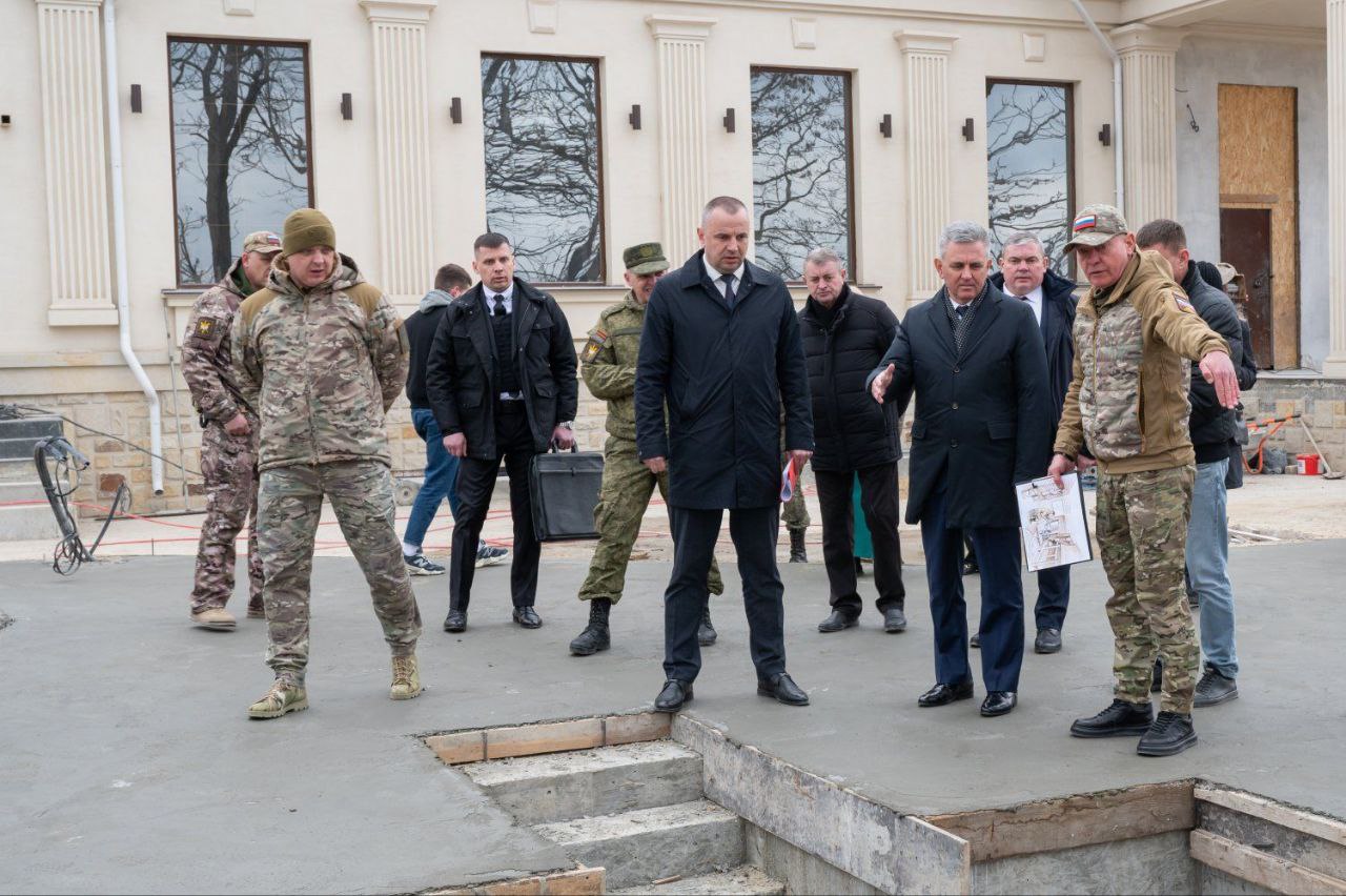 В ходе совещания Вадим Красносельский акцентировал внимание на смотрибельности экспозиции, проверил готовность отдельных элементов, обсудил корректировки в рабочем плане. Он также поручил закрыть от посетителей вид стройплощадки.  В ближайшие дни пройдет кабинетное совещание по оформлению выставочных площадей, где представят обновленную визуализацию.