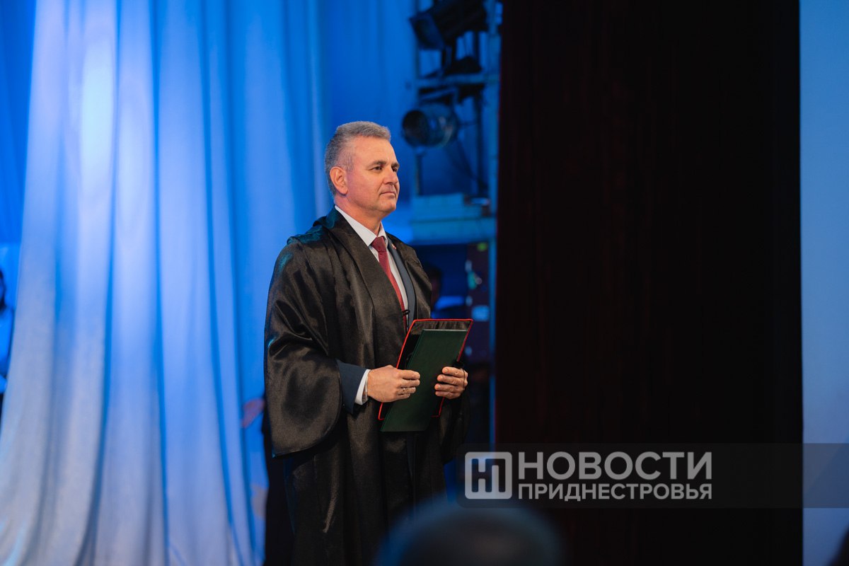 Президент Вадим Красносельский стал почетным доктором Приднестровского государственного университета Это звание присвоено решением Ученого совета ПГУ за вклад в развитие университета за помощь в организации взаимодействия ПГУ с университетами других государств а также за поддержку и помощь в воспитании и духовно нравственном развитии молодежи ПГУ сегодня 95 лет psppmr