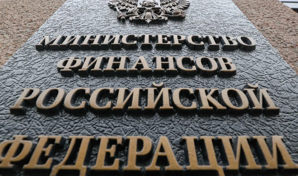 Минфин отчитался об исполнении федерального бюджета за 2025 год Бюджет исполнен в соответствии с целевыми параметрами Общий объем доходов бюджета составил около 37 3 трлн рублей увеличившись на 1 5 по сравнению с 2024 годом Расходы достигли 42 9 трлн рублей Дефицит бюджета на уровне 5 6 трлн рублей что соответствует 2 6 ВВП В целом бюджет был исполнен в соответствии с целевыми параметрами первичный структурный дефицит с поправкой на сальдо бюджетных и межгосударственных кредитов составил 1 2 ВВП сообщил Минфин Ранее сообщалось что по итогам января марта 2026 года дефицит федерального бюджета в России достиг 4 58 трлн рублей и уже превысил годовой план fatcat18 Мы в Мах
