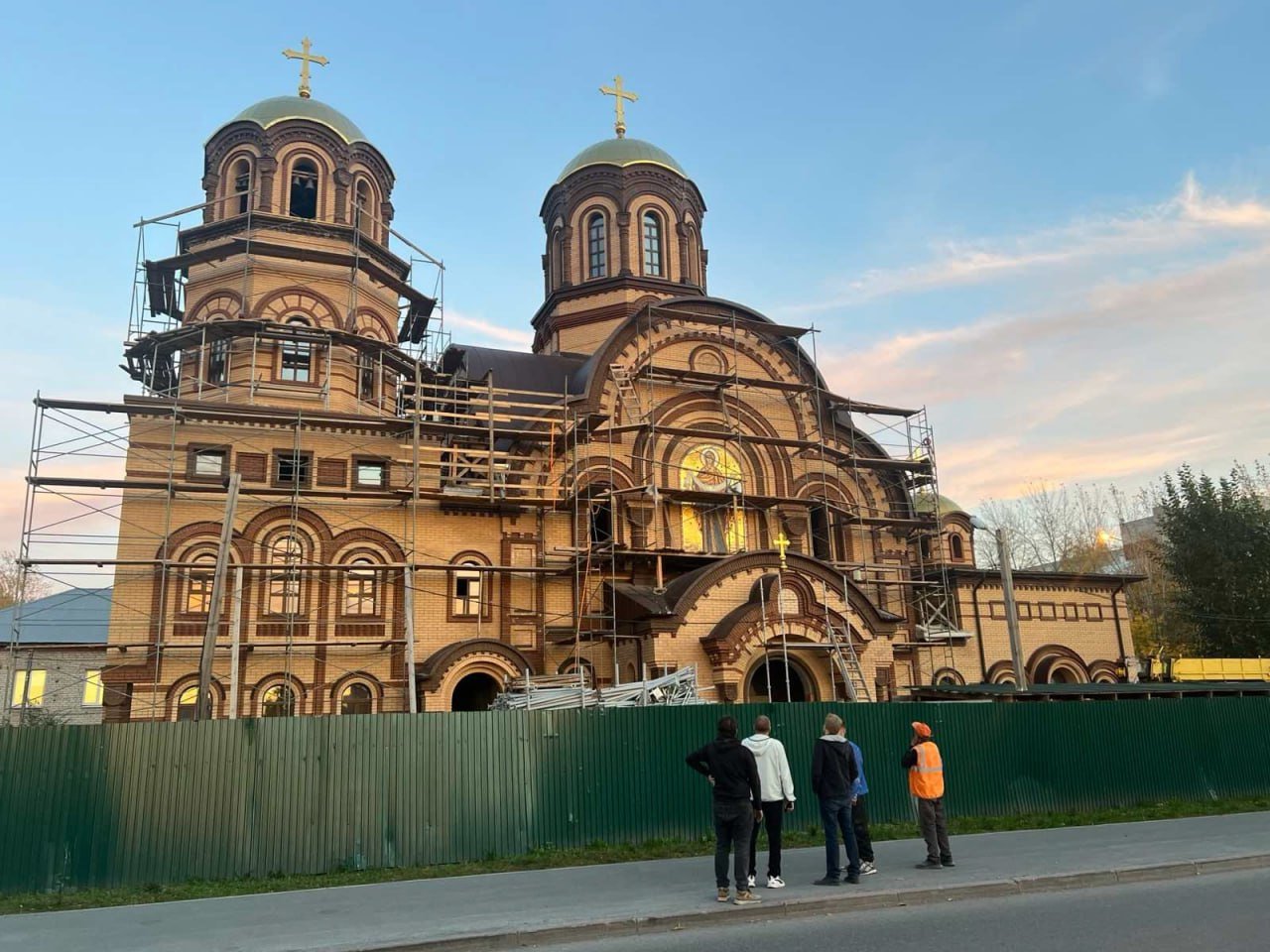 Тюменские власти решили импортозаместить религиозный туризм. В своих соцсетях депутаты и чиновники активно призывают земляков пожертвовать на строительство храма Покрова Пресвятой Богородицы. Именно он, по мнению властей, должен стать точкой притяжения для туристов со всей страны. В том числе, для vip-паломников, которые привыкли посещать святыни исключительно за рубежом. Сейчас подходящее время познакомить элиту с христианскими реликвиями, хранящимися в России, – решили в Тюмени. По словам источника "ПиГ", заманивать клиентов будут при помощи мощей святого Спиридона Тримифунтского. Часть его тела и башмачок разместят в приделе храма Покрова Пресвятой Богородицы. К пиару стройки храма уже подключились мэр Тюмени Афанасьев, лидер реготделения ЛДПР Сысоев и другие депутаты областной думы.  Главный политический канал Урал