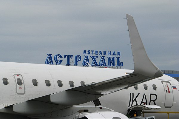 Астраханская область в 2025 году направила более 80 млн рублей на субсидирование авиаперевозок Власти Астраханской области в текущем году выделили 81 млн рублей на субсидирование авиамаршрутов в рамках госпрограммы Развитие транспортной системы Астраханской области Об этом сообщает Интерфакс со ссылкой на данные министерства транспорта и дорожной инфраструктуры региона Так в текущем году в перечень субсидируемых маршрутов были включены пять направлений Уфа Сочи Минеральные Воды рейсы по которым выполняет авиакомпания Азимут Казань куда летают самолеты Nordwind совместно с Ikar и Екатеринбург авиаперевозчик Red Wings Рейсы по этим направлениям выполняются из аэропорта Астрахань находится под управлением холдинга Новапорт aviaru net n290422