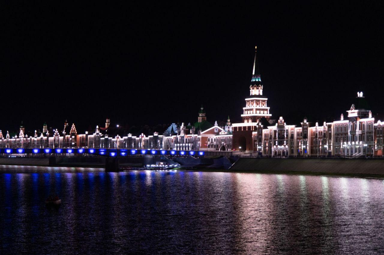 Напомним что в России действует комендантский час для несовершеннолетних подростков и Марий Эл не исключение Согласно нему дети могут находиться на улице с 06 00 до 22 00 а в остальное время только в сопровождении родителей или законных представителей а не другого взрослого человека В случае нарушения теперь родителей нарушителя могут оштрафовать на сумму от 500 до 2000 рублей без вынесения предупреждения До 31 июля 2025 года наказание составляло от 200 до 500 рублей Просим родителей внимательнее отнестись к своим детям и контролировать их времяпровождение Объясните ребенку что такие меры применяются в первую очередь для его безопасности и защиты от несчастных случаев и возможных рисков рассказали в мэрии Йошкар Олы Фото Наталья Бажина Подписывайтесь на наш канал в МАХ