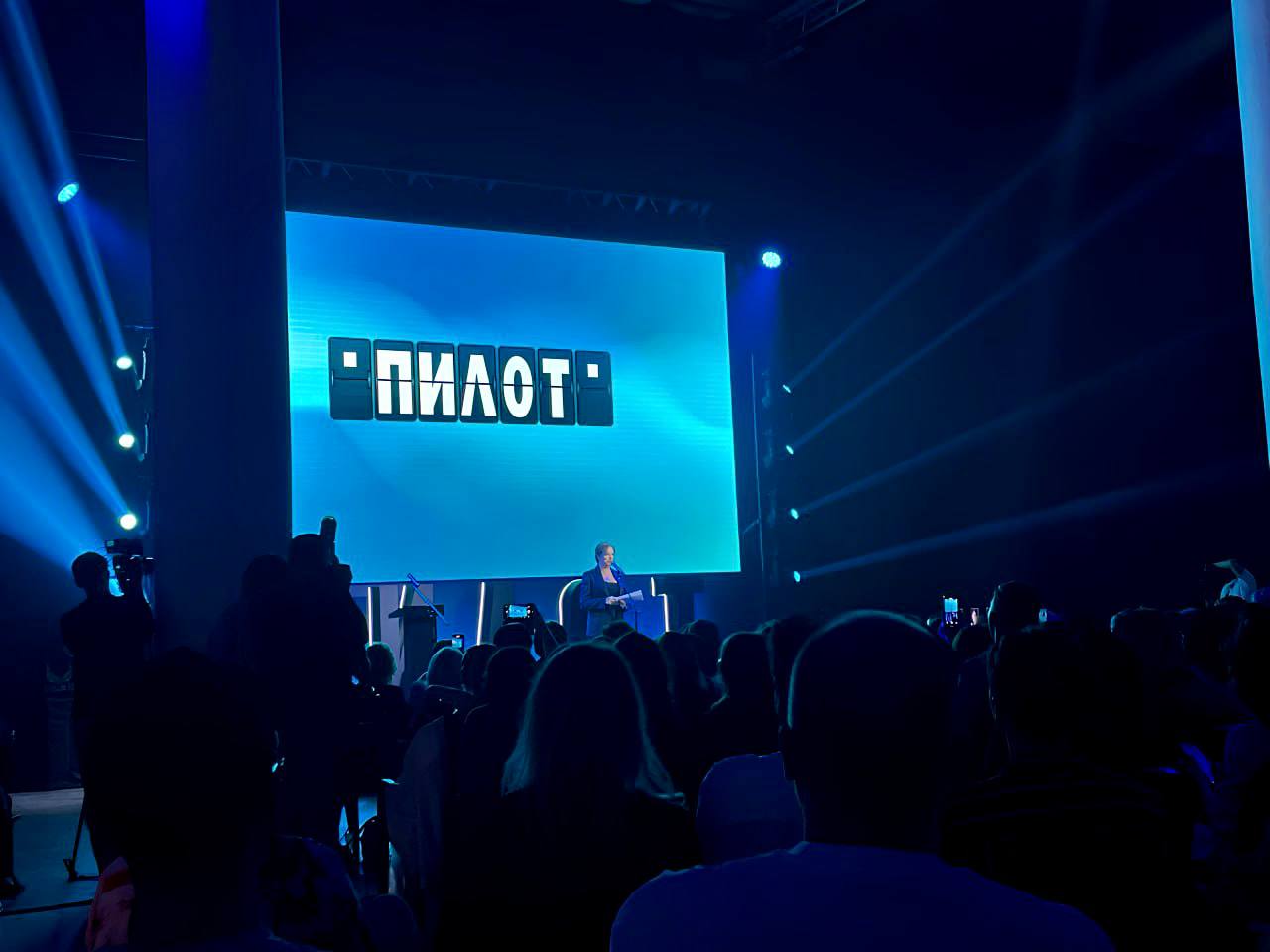 На вокзале Иваново стартовал главный фестиваль российских сериалов «Пилот»! Ведущей церемонии открытия выступила актриса театра и кино Анна Банщикова. В качестве жюри приглашены ведущие российские кинематографисты Константин Буслов, Александр Велединский, Александр Котт и Пётр Тодоровский. Особым событием стал премьерный показ первой серии исторической драмы «Константинополь» режиссера Сергея Чекалова. «Пилот» — это уникальная платформа, где авторы впервые презентуют свои проекты зрителям и профессионалам индустрии. Фестиваль собирает ведущих представителей онлайн-платформ, телеканалов, создателей сериалов, актёров и режиссёров. Конкурсный показ сериалов «Пилот» будет проходить на разных площадках города до 22 июня. Впереди выходные - самое время смотреть любимые российские сериалы