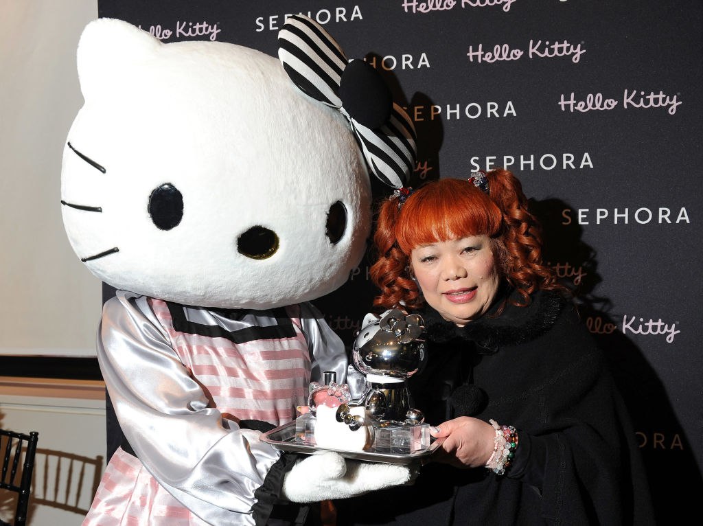 Юко Ямагучи которая отвечала за дизайн персонажа Hello Kitty с 1980 года объявила об уходе с поста Согласно сообщению компании Sanrio владеющей правами на Hello Kitty художница передала эстафету следующему поколению Новый дизайнер известный под псевдонимом Айя должен начать работу к концу 2026 года Ямагучи прислушалась к голосам фанатов активно сотрудничала с художниками и дизайнерами из Японии и из за рубежа и превратила Hello Kitty в персонажа которого любят все добавили в Sanrio поблагодарив ее за работу Больше новостей в Daily News