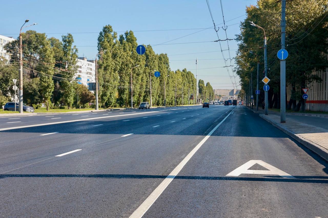 Ремонт километрового участка Московского шоссе завершили в Нижнем Новгороде Это участок от спуска с эстакады метромоста до поворота на Сормовское шоссе сообщил глава города Юрий Шалабаев Он написал что там убрали колейность уложили новый асфальт сделали технические тротуары и нанесли термопластиковую разметку Подрядчик сейчас завершает установку дорожных знаков Стоимость работ составила около 95 млн руб Два года назад на этом шоссе отремонтировали почти семикилометровый участок от кинотеатра Москва до выезда из города включая путепровод через улицу Кузбасскую а ранее еще один отрезок протяженностью около 2 км В планах городской администрации отремонтировать еще один путепровод у кинотеатра Подписывайтесь на Ъ Приволжье
