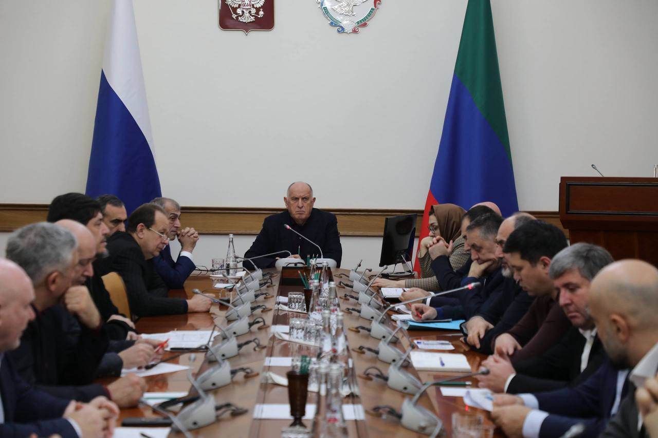 В 36 муниципалитетах Дагестана введён режим повышенной готовности из за ухудшения погоды В связи с резким ухудшением погодных условий в горных и предгорных районах Дагестана в 36 муниципальных образованиях республики введён режим повышенной готовности Об этом было озвучено на оперативном совещании под руководством премьер министра Абдулмуслима Абдулмуслимова Как доложил заместитель министра по делам ГО и ЧС республики Эльдар Атаев по прогнозу ожидаются опасные метеоявления порывы ветра до 30 31 м с мокрый снег и гололёд Оперативный прогноз был своевременно доведён до всех муниципалитетов проведены превентивные мероприятия а население проинформировано через СМС рассылку охватившую более 4 миллионов абонентов На данный момент все силы и средства органов управления приведены в готовность к оперативному реагированию на возможные чрезвычайные ситуации Уже отмечаются факты отключения электроэнергии в 13 районах где ведутся аварийно восстановительные работы Энергокомпания Дагэнерго перешла на особый режим функционирования По данным МЧС усиление ветра сохранится до 06 00 10 января а осадки в виде снега и мокрого снега продолжатся в горной части республики Ситуация находится на постоянном контроле оперативных служб