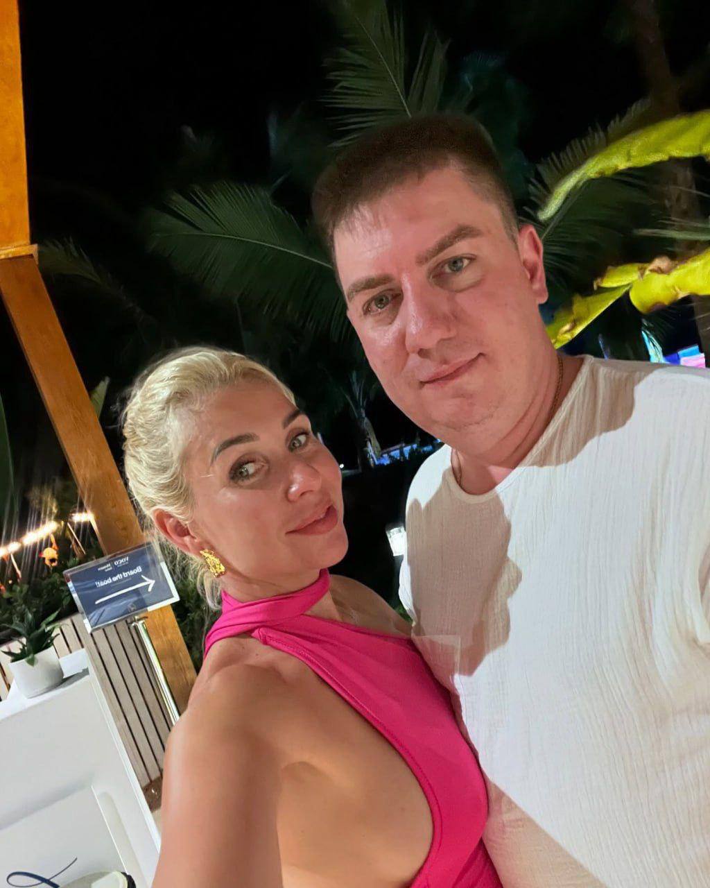 В Тольятти супруга местного депутата от Единой России улетела рожать в Чили объяснив это преимуществами чилийского гражданства Мы хотели рожать в США но выбрали Чили у них сильный паспорт и экономика По её словам паспорт этой страны сильнее российского и даёт больше возможностей как ей так и ребёнку Жена депутата городской думы Тольятти Александра Дорожкина Любовь Марченко рассказала в соцсетях что сознательно решила родить за границей чтобы ребёнок получил иностранное гражданство и безвизовый доступ более чем в 160 стран В блоге она также показала как супруг в последний момент оплатил ей перелёт первым классом стоимость такого билета могла достигать миллиона рублей При этом сам Дорожкин публично заявляет что считает Россию своей родиной и источником силы После резонанса Самарское отделение Единой России начало проверку в отношении депутата