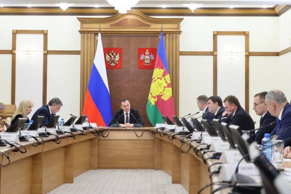 Центры гимнастики построят во всех муниципалитетах Кубани к 2030 году На Часе контроля», который провёл губернатор Вениамин Кондратьев, обсудили подготовку к строительству. Ранее он поручил главам районов подобрать участки с готовой инфраструктурой — инженерными сетями и подъездными дорогами. Уже 12 муниципалитетов определились с подходящими территориями — именно там центры начнут строить первыми. — Поручил министру спорта края Серафиму Тимченко вместе с региональным департаментом строительства лично оценивать отобранные места. Проект центра будет типовым, это позволит снизить риски при проведении работ и задать единый стандарт, — написал Кондратьев. В апреле губернатор поручил построить спортивные объекты для гимнастики в каждом из 44 муниципалитетов региона по аналогии с центрами единоборств. Телеканал «Краснодар»
