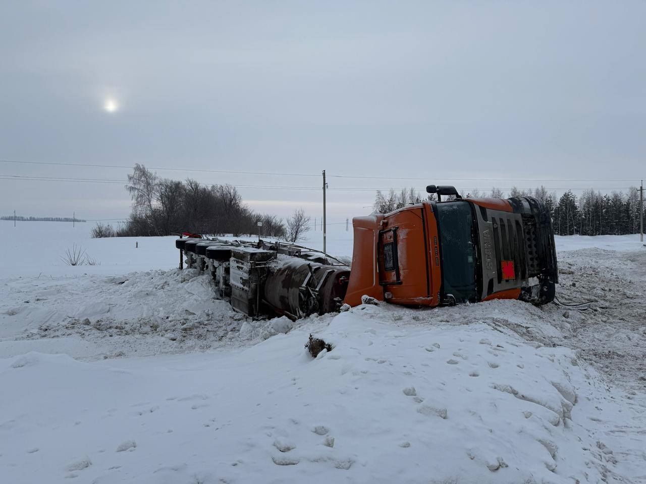 ⏺В Татарстане на трассе перевернулась цистерна с воспламеняющейся жидкостью  В Бугульминском районе Татарстана перевернулась фура с легковоспламеняющейся жидкостью. ДТП произошло сегодня на 17-м километре трассы Бугульма – Уральск.  Грузовой автомобиль Scania с цистерной опрокинулся в кювет. Сообщается, что в цистерне находилось 24 тонны легковоспламеняющейся жидкости для повышения октанового числа бензина. Пострадавших нет.  Добавим, что движение на данном участке дороги временно ограничено. Прибывшие на место происшествия сотрудники ДПС организовали объезд.