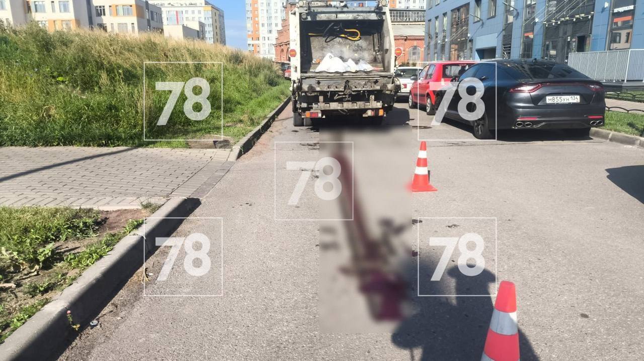 В Адмиралтейском районе мусоровоз насмерть сбил женщину на Парфеновской улице.  По данным источников, машина двигалась задним ходом, а пешеход шла в наушниках и не заметила технику. Водитель протащил жертву несколько метров, после чего её госпитализировали в состоянии клинической смерти. В больнице женщина скончалась.