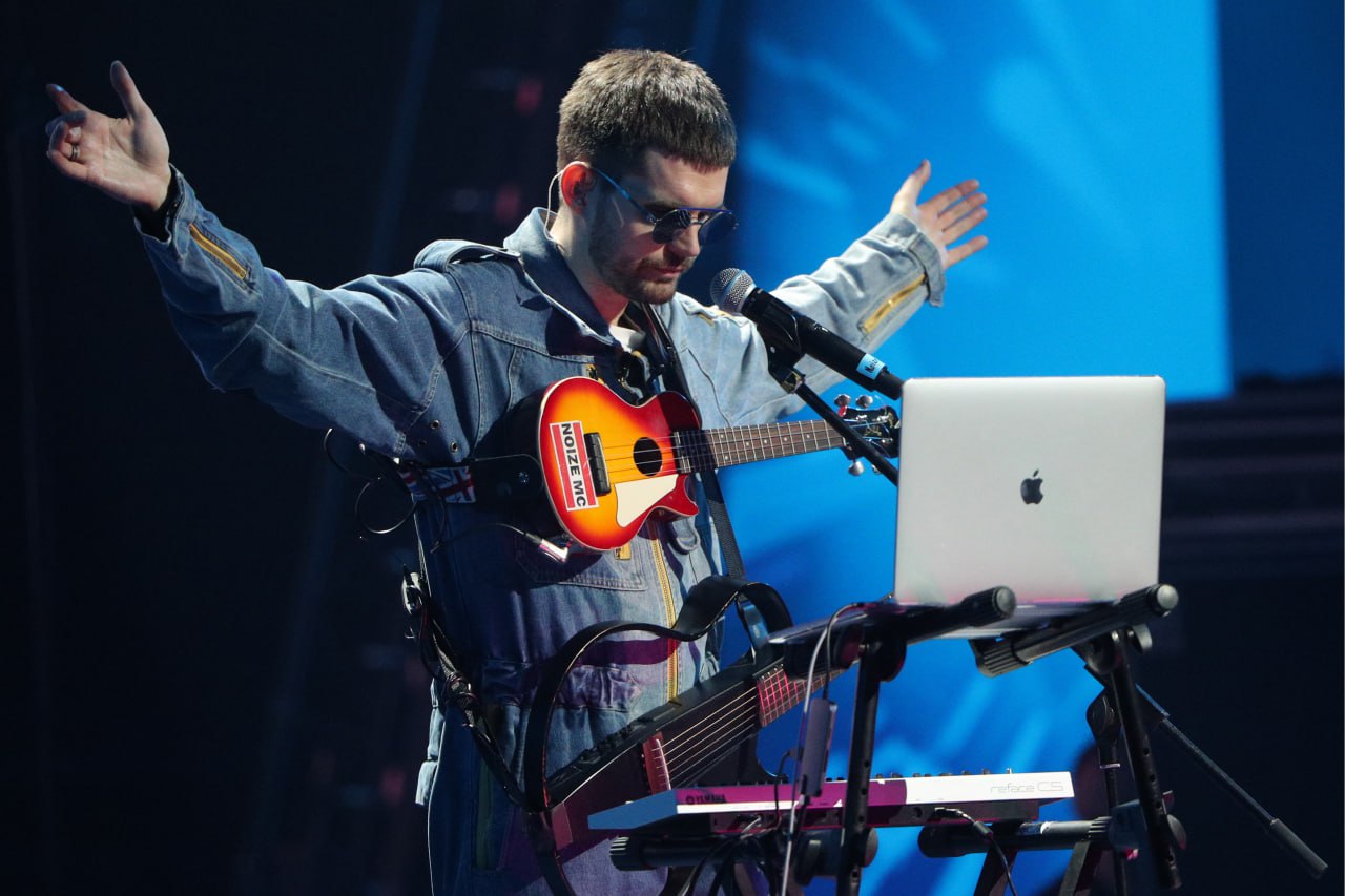 В России запретили песню Noize MC «Кооператив „Лебединое озеро“» Приморский районный суд Санкт-Петербурга по иску прокуратуры запретил доступ по двум ссылкам в интернете к песне «Кооператив „Лебединое озеро“» рэпера Noize MC настоящее имя — Иван Алексеев , сообщила глава объединенной пресс-службы судов города Дарья Лебедева. Из заключения эксперта cледует, что в песне могут содержаться «признаки обоснования и оправдания необходимости враждебного, ненавистнического отношения к людям», а также высказывания, «пропагандирующие насильственные изменения основ конституционного строя». «Музыкальная композиция «Кооператив «Лебединое озеро» <…> наполнена нецензурной лексикой, формирует негативное отношение к представителям органов государственной власти и ВС Российской Федерации, вредна несовершеннолетним, может нанести вред моральному и нравственному развитию детей», — привела Лебедева обоснование специалиста : Гавриил Григоров / ТАСС внесен Минюстом России в реестр иноагентов