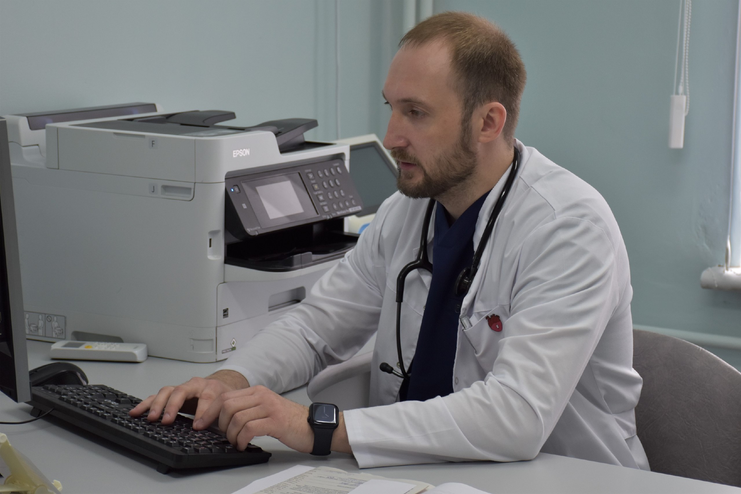 Реализация программы «Земский доктор/Земский фельдшер» продолжается в ЕАО с 2019 года. За это время в больницы и ФАПы области привлечено 68 специалистов: 31 врач и 36 фельдшеров.  Тема привлекательности регионов Дальнего Востока для молодежи остается в фокусе внимания федеральных властей. На пленарной сессии ВЭФ Президент РФ Владимир Путин отметил, что восемь лет подряд в ДФО наблюдается приток молодёжи.  Полное укомплектование учреждений здравоохранения ЕАО квалифицированными кадрами – приоритетная задача, которую ставит врио губернатора Мария Костюк.  Положительная динамика в кадровом приросте медперсонала в автономии очевидна. Сейчас в больницах ЕАО работают более 1600 специалистов.  Позитивные изменения заметны и в отдельных учреждениях здравоохранения. Яркий пример – Валдгеймская ЦРБ, которая обслуживает более десяти тысяч человек и является центром для 13 ФАПов    #гп_еао #Земскийдоктор #Земскийфельдшер
