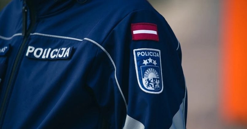 Начальник Государственной полиции Латвии Армандс Рукс сообщил, что ночь на 9 мая прошла спокойно, несмотря на отдельные инциденты, зафиксированные в разных частях страны. Рукс отметил, что серьезных нарушений не зафиксировано, хотя возбуждено несколько дел об административных правонарушениях. Особое внимание уделялось охране демонтированных памятников и мест захоронений. Только в Риге за сутки проведено более 300 проверок. В Яунпиебалге на мемориале были обнаружены буквы Z и V, а на проспекте Яунциема в Риге на асфальте появилась надпись «9 Мая» на русском языке. «Мы готовы к тому, что определенные процессы могут продолжаться и завтра. Это часть тренировки, и мы готовы реагировать», — подчеркнул Рукс.