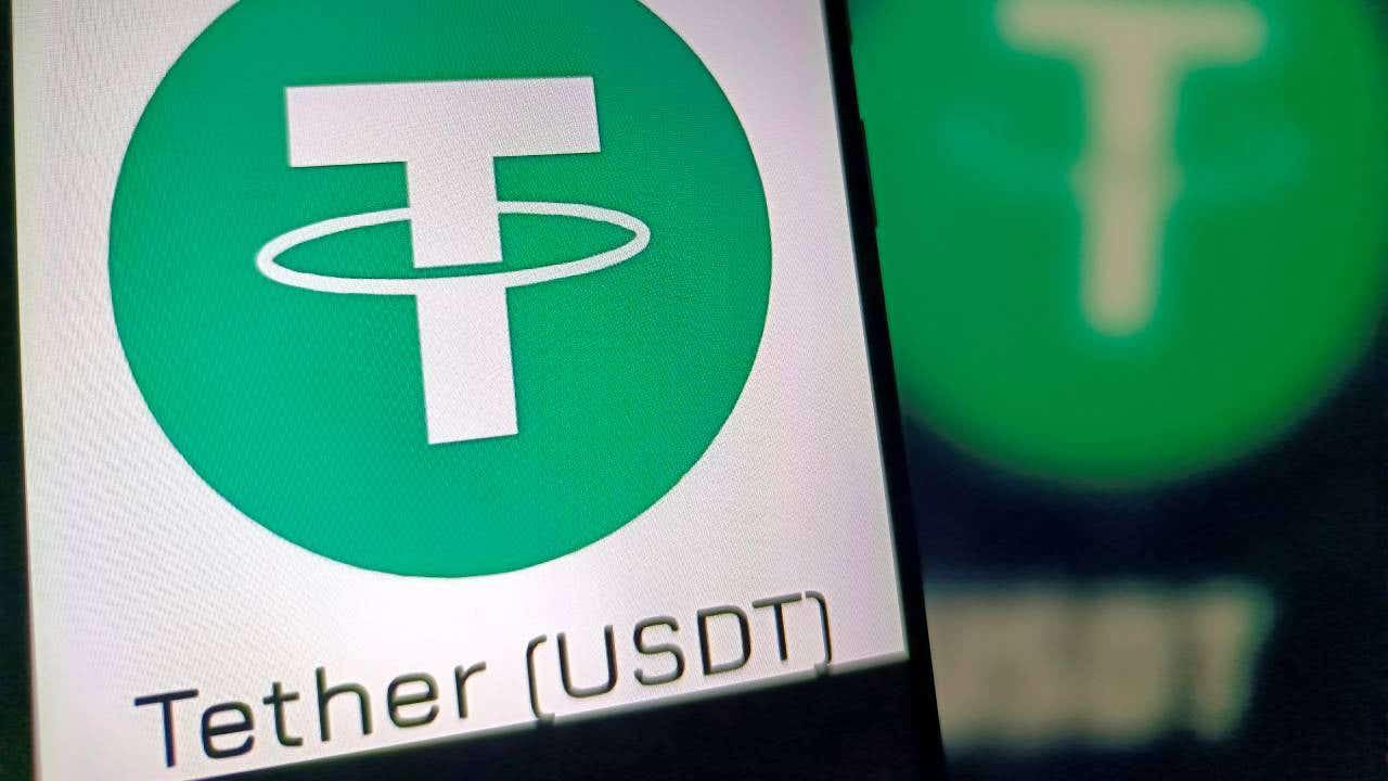 Tether уберет USDT с 5 блокчейнов Крупнейший эмитент стейблкоинов прекратит поддержку USDT на пяти блокчейнах, которые он назвал устаревшими. Компания сосредоточится на масштабируемых платформах и L2-решениях. Tether окончательно прекратит поддержку пяти блокчейнов — Omni Layer, Algorand, Bitcoin Cash SLP, Kusama и EOS — 1 сентября 2025 года.