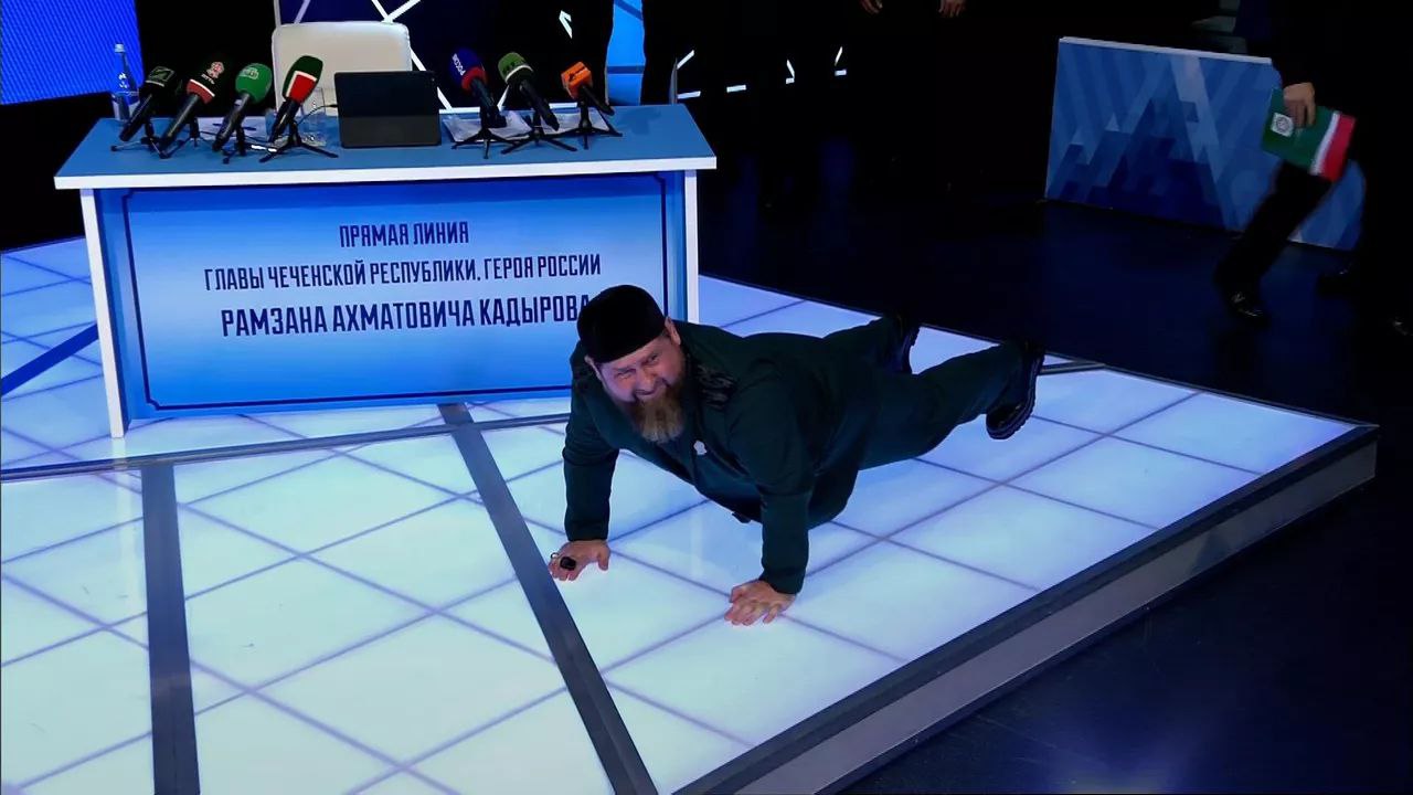 Кадыров рассказал что делает 50 отжиманий всякий раз когда недоброжелатели в очередной раз распространяют недостоверные сведения о его болезни Я всегда когда мне говорят что со здоровьем не все в порядке делаю сразу 50 отжиманий сказал он Ранее Кадыров публично отжимался в студии чеченского телеканала в декабре 2022 года Тогда он смог сделать это 35 раз   Подписывайтесь на Расстригу